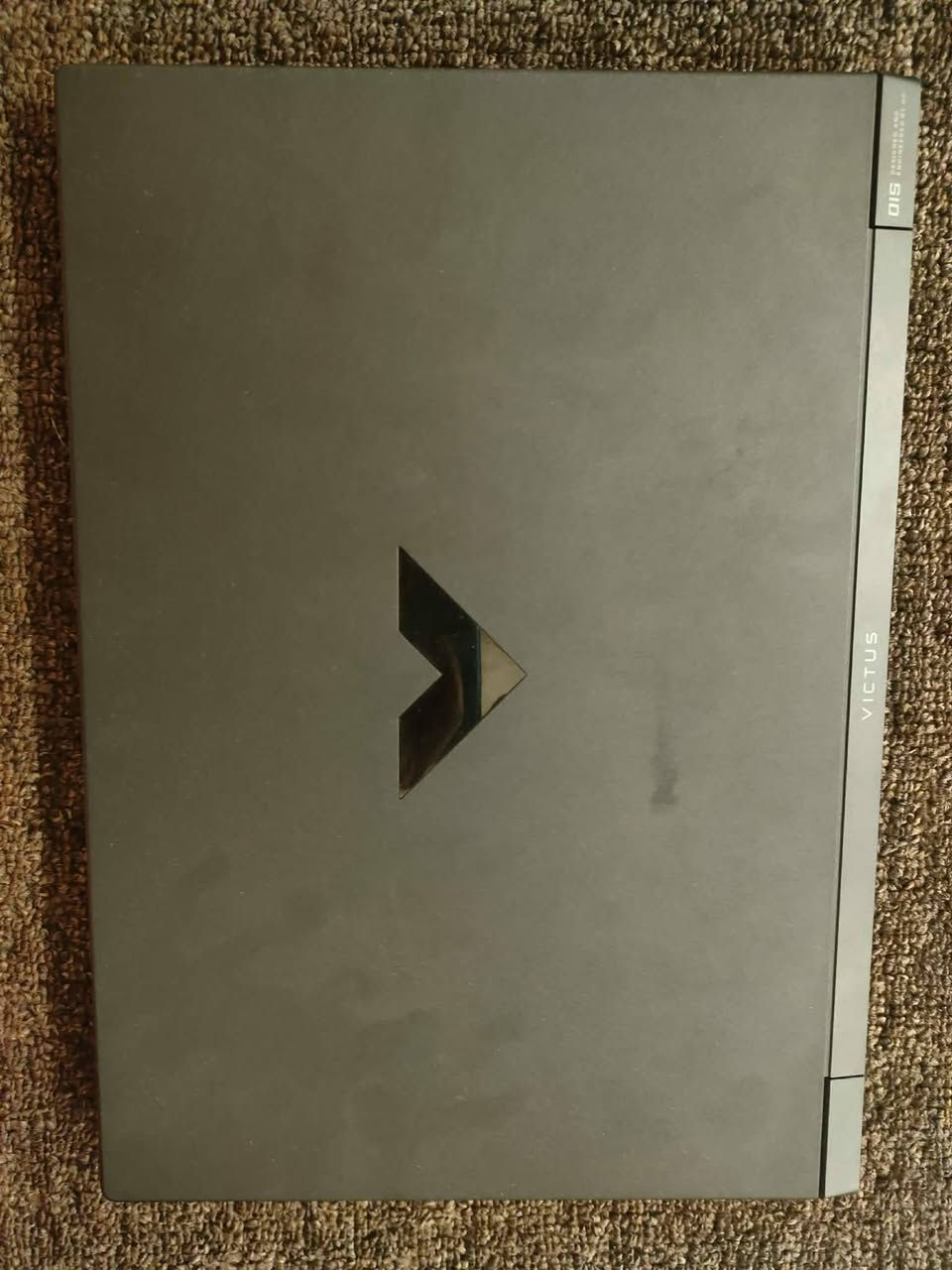 لابتوب HP اشتريتة جديد قبل اسبوع واريد ابيعة
المواصفات 

الموديل الأساسي: HP Victus Gaming Laptop 15

المعالج (CPU): AMD Ryzen 5 7535HS (بسرعة أساسية 3.30 جيجاهرتز، ويعتبر معالج ممتاز وموفر للطاقة).

كرت الشاشة (GPU): كرت منفصل مخصص للألعاب نوع AMD Radeon RX 6550M.

ذاكره 500g ssd
الذاكرة العشوائية (RAM): 16 جيجابايت (15.2 كيكا قابلة للاستخدام الفعلي).

مواصفات الشاشة:

الحجم: 15.6 بوصة (إنش).

معدل التحديث (التردد): 144Hz (وهذا الرقم كلش ممتاز وينطيك سلاسة عالية جداً بالألعاب، خصوصاً ألعاب الشوتر).

نظام التشغيل: Windows 11 Home (نظام 64-بت).

مميزات إضافية (مذكورة على الملصق): كاميرا ويب بدقة HD، لوحة لمس (Touchpad) بحجم كبير، ونظام تبريد حراري محسن حتى يقلل الحماوة

سعر 800. وبي مجال بسيط


**إذا كنت صاحب هذا الإعلان وتريد حذفه لأي سبب، رجاءا أرسل رسالة إلى الدعم الفني**