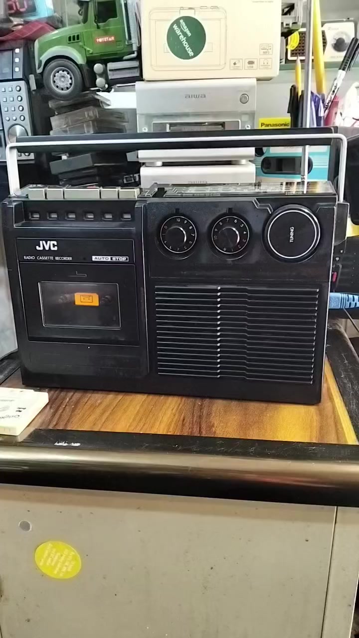 من نوادر الاجهزه اليابانيه
راديو مسجل جي في سي JVC 
صناعه ياباني صنع سنة 1978 
الجهاز بلادي غير داخل تصليح 
موجات الراديو 3 موجات مع FM 
المسجل شغال بالكامل 
صوت عالي ونقي وتحكم بالصوت 
يعمل كهرباء وباتري كبير عدد 4 
يوجد فديو بالمنشور يوضح التشغيل 
للحجز المراسله على الخاص


**إذا كنت صاحب هذا الإعلان وتريد حذفه لأي سبب، رجاءا أرسل رسالة إلى الدعم الفني**