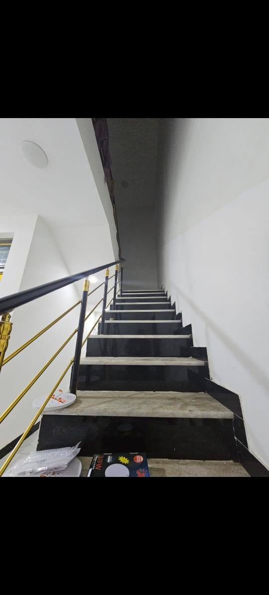 السلام عليكم بيت طابو صرف السعر التطلوعة ٤٠ وبي مجال بسيط كلش  بمجمع الرواد السكني بحي الجامعة في الكوت مساحة ١٠٨ طابقين
واجهه ٧  نزال ١٥ وشوي  غرفتين ٣ حمامات  مطبخ واستقبال وهول داخلي علما الغرفة الثانية سويت
سطحين مطلوب ١٠٠ للمصرف العقاري ***********
