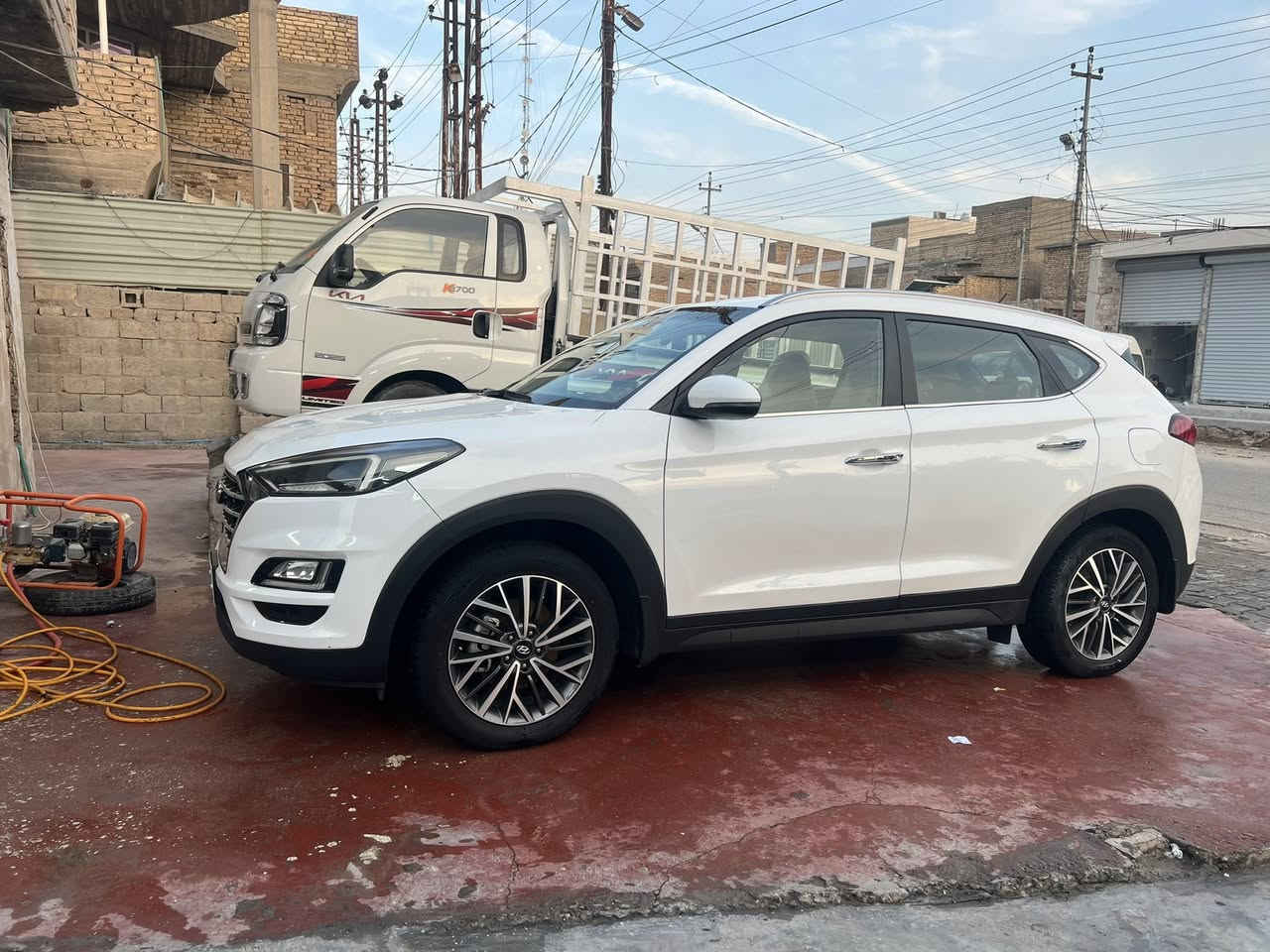 السلام عليكم توسان 2020 الكاصد للبيع
فول مواصفات عدا البنوراما 
5 بصمات كشنات جلد وكهرباء داخل بيجي 5 عدسات  لد كشافات لد سايد بريك بالرجل شاشة وكامرة دوارة فول تحكم ستيرن مري شفط كير ومحرك وتدفئة وتبريد كله مكفول عل وضع الشركة السيارة ماشية 82 K تخم تاير بصمات 2 ترحيب 
السيارة بيه صبغ باب الخلفي وباب سايق بي شبر مال مبارك وباقي سياره كفاله صبغ فقط الخارج بدون دواخل وصور الحادث عندي قبل التصليح سنوية ورقم وهزة كله جديد تحويل مباشر باسمي مكان سياره بغداد الحسينيه للاستفسار 
***********
