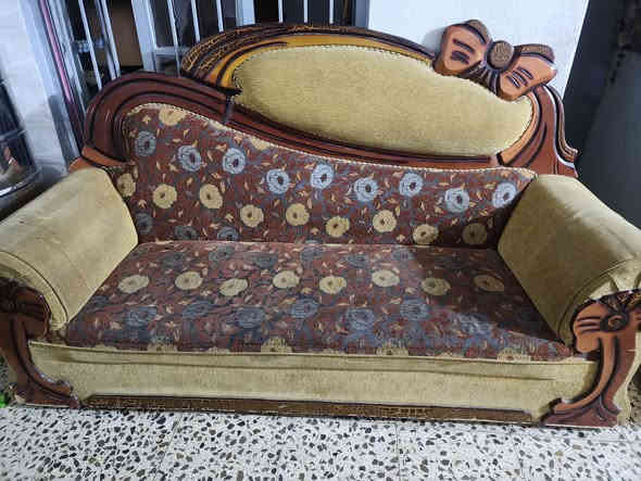 سلام عليكم تخم رئاسي للبيع اشويه بي ضرر قيم وخذ بس الكراسي بيهن ضرر ***********
