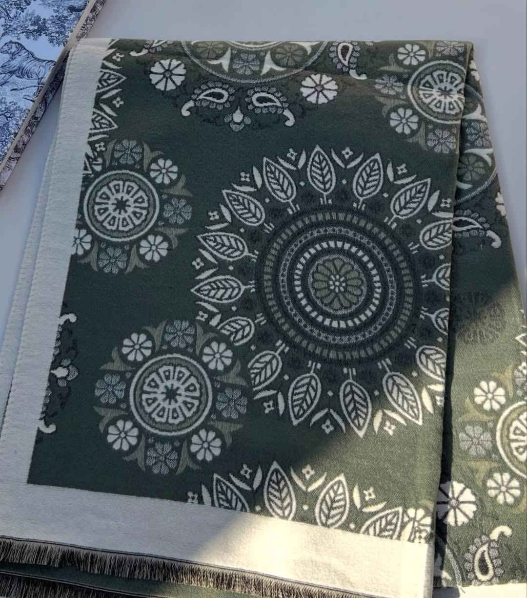 شال كتف – دفء وأناقة بإطلالة وحدة  ✨
شال كتف بخامة دافئة وناعمة، مثالي للأجواء الباردة. تصميمه مميز بنقشات راقية تعطيه طابع أنيق وفخم، يلبس بكل سهولة فوق الملابس ويكمل الإطلالة بدون تعب

للطلب والاستفسار تليجرام 
@iq_fi
او على الرقم التالي واتساب او اتصال
 فيحان الراوي 

***********📞
***********

العنوان :- 👇🏽👇🏽
بغداد 
الشورجه 
تحت التكيه 
سوق الامين التجاري للشالات 
محل فائز الراوي
