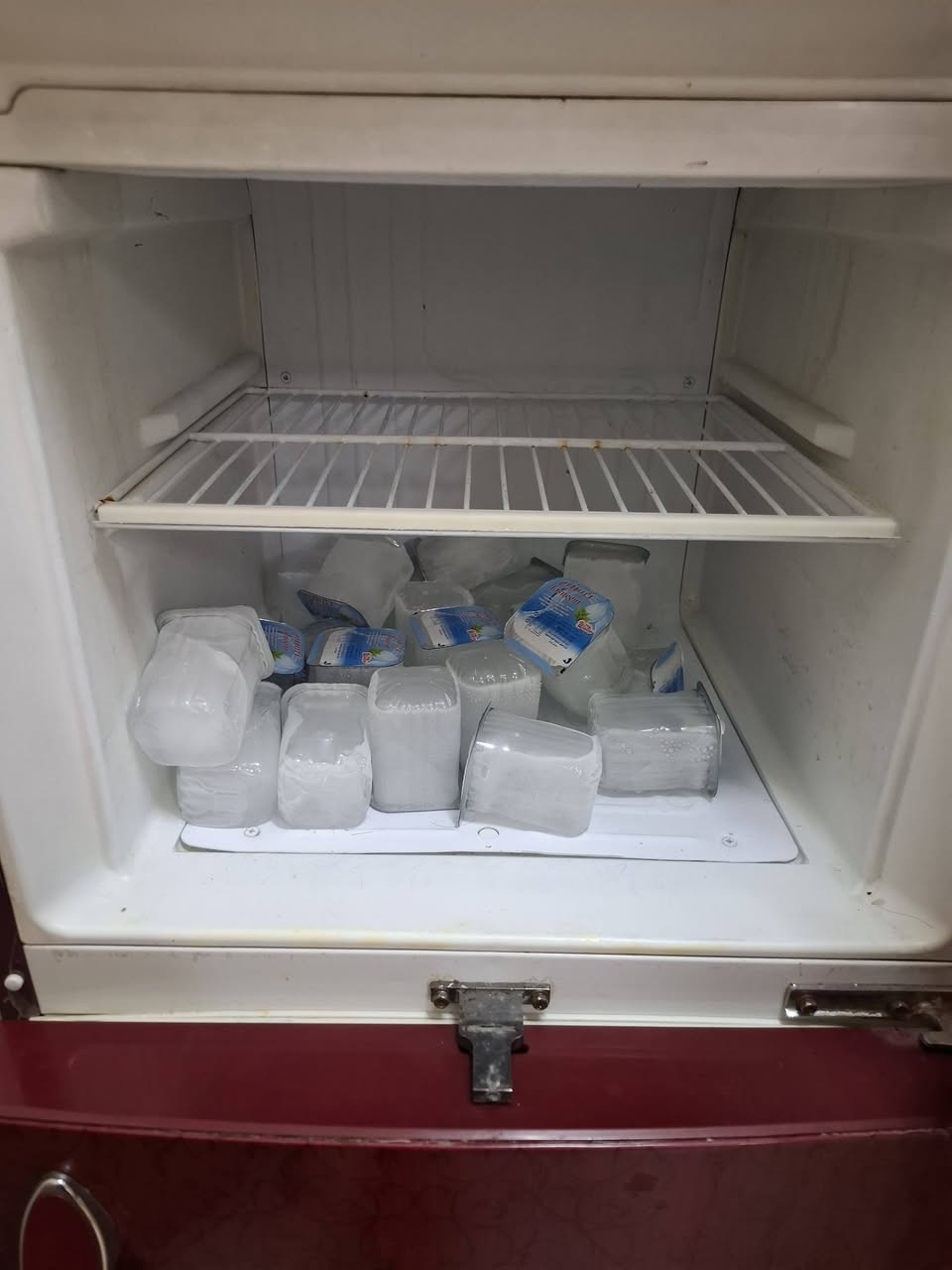 ثلاجة للبيع جدا نظيفة ما داخله تصليح ابد فول تجميد السعر ١٢٥ الف العنوان بسماية A2 للاتصال ***********
