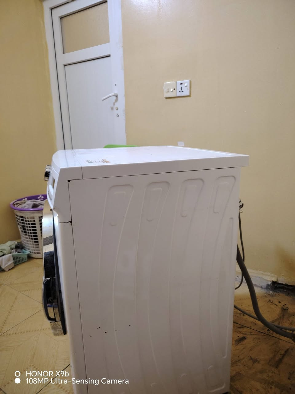 السلام عليكم غسالات للبيع سعر الغساله الاولى ب 150 وبيها مجال غساله الثانيه 200  للاستفسار  ***********
