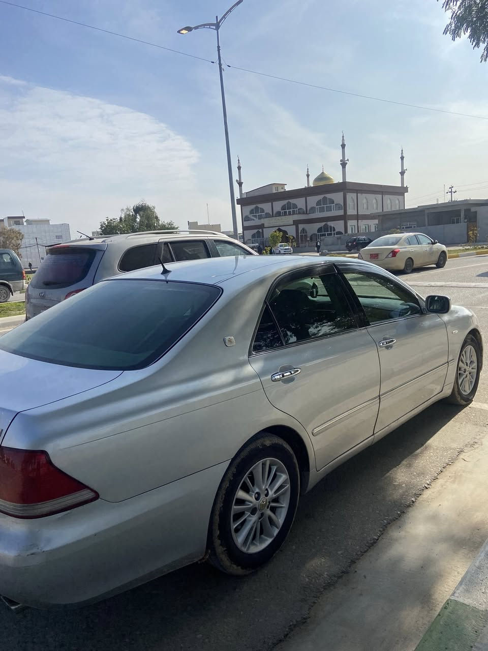 ‎شاهینە مووسس ٢٠٠٥
‎گیر گەورەو مەکینە گەورەی ١٨٢
‎٣ دوگمە پەردەیە شاشەو کامیرەیە بەسمەیە لایت ئوتو کوشن کارەبا ناوی رەساسیە دەشبولو ساجی هیج شکاوی تیا نیە زور جوان ماوەتەوە سەقفی وەک شوشە وایە
‎تەبردید سارد و گەرم مەزبوتە
‎بئ  تەقەو رەقەیە
‎دەبلو شتی تازەیە
‎ هیج مەسروفی نیە
دوکەلی هەیە
‎(لە کەلارم)
***********
