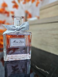 وبركاته 🌹  تحية عطرة لجميع هواة العطور وعشاق الروائح الفاخرة والأصلية ...