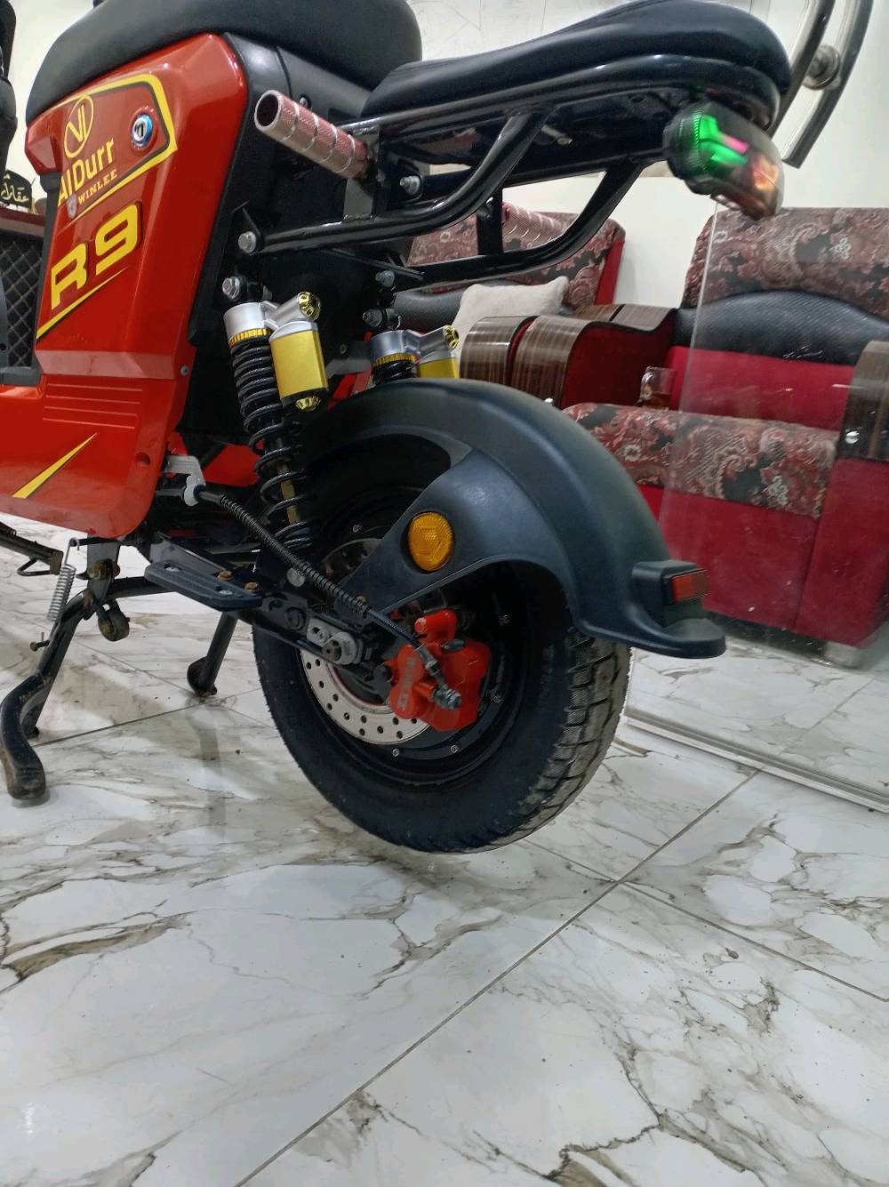 دراجة كهربائية R9 حمراء اللون بحالة جيدة ومناسبة للاستخدام اليومي. تصميم مريح ومجهز بمقعد مريح ومرايا جانبية. مثالية للتنقل داخل المدينة. تُباع لأسباب شخصية، والبيع بشكل فوري.