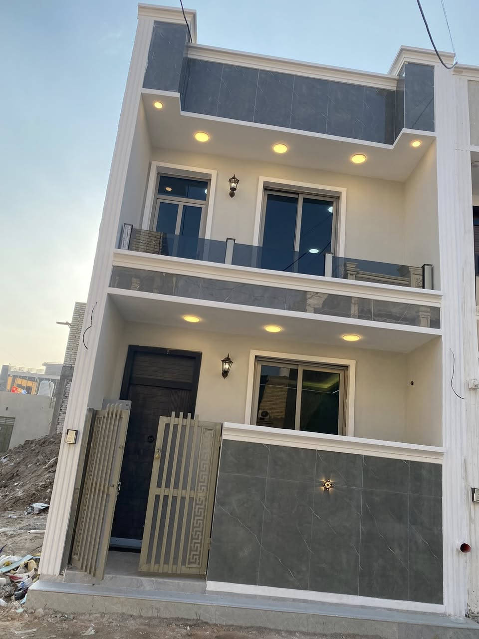 السلام عليكم دار للبيع المساحه 75 الدوره البوعيثه السلطان الثالث اول فرع  مٍْــ✦ـًن ْ الشارع العام بظهر التجاري الدار يحتوي على 3نوم مطبخ حار بارد و صاله  وعدد صحيات 2 شغل گلش مرتب البيت غير مسكون الدار بسمي مباشر تنازل شركه للسفسار اكثر التصال 
***********
***********
