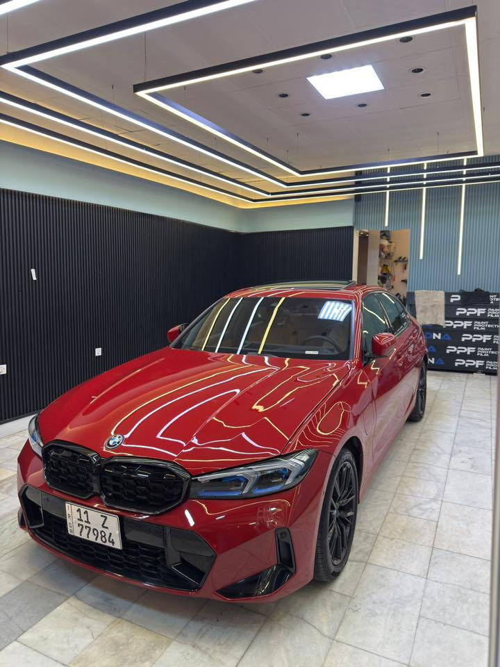 السلام عليكم
للبيع BMW 330e موديل 2024

فول أعلى فئة بالمواصفات اندفجول

محرك 2.0 توين باور تيربو 292 حصان والعزم 420 نيوتن
(أقوى من نسخة البانزين العاديه)

السياره تعمل بنظام (البانزين + هايبرد + كهرباء) اقتصادية جداً

وتكدر تختار بين الانظمة مع امكانية شحن السيارة بالكهرباء

ماشيه 6 الاف فقط

المواصفات خاصة 1/1

1.نظام الأوتو بارك (ركن السيارة بدون تدخل السائق) 

2.نظام البارك إسيست (امكانية ارجاع السيارة بالكراج تلقائي)

3.كامرات 360 درجة عدد 4 محيطيه 3D

4.فتحة سلايد روف

5.داتا شو Head Up Display (يعرض بالجامه الامامية)

6.نظام صوت Harman/Kardon Logic 7

7.شاشة كبيرة متصله 

8.فتح الصندوك بالقدم 

9.لايت ليزر اصلي داينمك

10.كشنات جلد لون جملي Camel + الكشنات كهرباء وخزن ميموري 

11.تدفئه بالمقود والكشنات

12.تصعيد وفتح الزجاج بالبصمه

13.حساسات امامي خلفي جانبي

14.اضاءة محيطية متغيرة الالوان

16.نظام تعتيم بالمري Auto Dim

17.شفتات بالمقود

18.شاحن تلفون وايرلس

19.نظام الترحيب عن الاقتراب من السيارة

20.ابل كار بلي وايرليس

21.رادار امامي

22.رادار النقطة العمياء

23.رادار الخروج عن المسار

ضررها جاملغ خلفي ونص الجاملغ الامامي
(جميع الايرباكات سليمه)

السعر 34,000 $
للبيع او مراوس حسب القناعه
مكان السيارة بغداد
للاستفسار ***********
