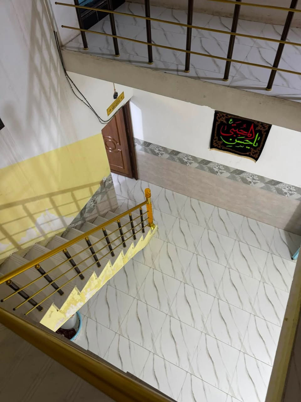 السلام عليكم ورحمة الله وبركاته  بيت للبيع  في كربلاء في حي القد س 100متر خلف بترومين  قرب مدرسه الكلمه الطيبه   البيت طابق ونص  طابو صرف123 وبي مجال  الي يحب يستفسر يتصل على هذا الرقم  *********** وهذا الرقم الثاني ***********
