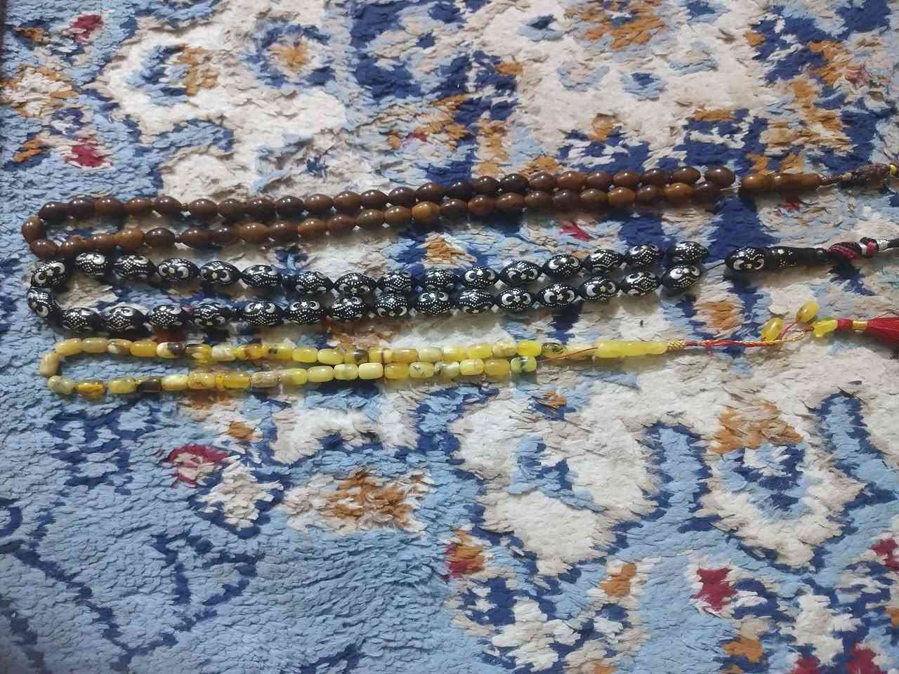 ماعندي توصيل بدايه.. السبح موجوده بالبصره واتساب ***********
كهرب ناعمه بيها خرزه مكسوره 
نارجيل سوده هلالين ونجمه بيها نقص خرزه 
نارجيل قديمه السعر 100كلهن
