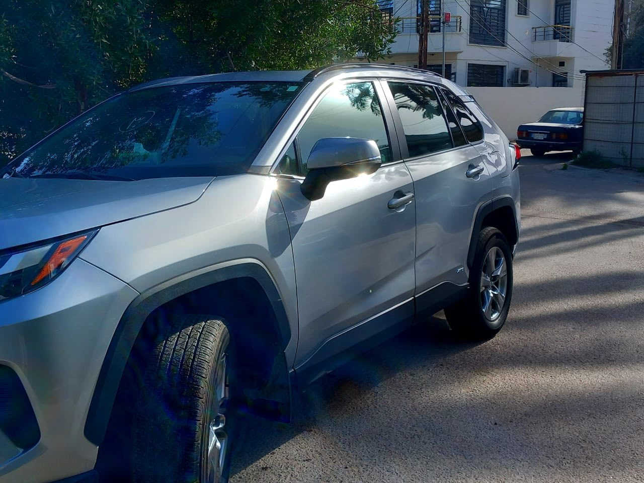 تويوتا راف 4 هايبرد XLE – AWD
موديل 2024
لون سلفر
دخول جديد – رقم بغداد

ماشية 10 الاف مايل فقط
المحرك  2.5 هايبرد
الدفع  رباعي AWD
صورة الحادث بسيط و بالمنشور 
المواصفات:
• فتحة سقف سلايد
• دخول الكتروني
• أبواب بصمة (أمامي)
• بصمة تشغيل
• تشغيل عن بعد
• شاشة لمس كبيرة
‏• Apple CarPlay
• كاميرا 360 درجة
• هاند بريك الكتروني
• باب صندوق كهربائي
الراحة:
• تبريد منفصل قطعتين
• جامات 4 أوتو
• مقعد السايق كهربائي (3 وضعيات)
• كشنات مخمل أسود
• تبريد + تدفئة للمقاعد الأمامية
• تدفئة ستيرن
أنظمة القيادة:
• AUTO HOLD
‏• AUTO START / STOP
• مثبت سرعة
• نظام ECO / NORMAL / SPORT
• مانع انزلاق
أنظمة الأمان:
• رادار أمامي (تحديد مسار)
• رادار نقاط عمياء
• رادار خلفي للتحذير من الاصطدام
• حساسات أمامي + جانبي + خلفي 360
• تحذير الخروج من المسار
الإضاءة:
• لايتات LED عدسة
• باك لايتات LED
• إشارات بالمرايا
السعر المطلوب: 275 $
المكان: بغداد – العامرية

للاستفسار:
📞 ***********
