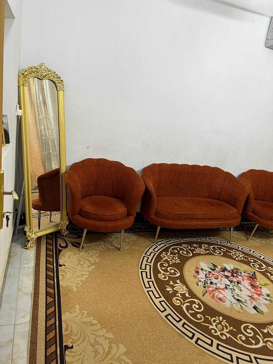 السلام عليكم مشتمل للبيع مساحة 83 مكانة الشعب شارع الصحة مقابل جامع الحق يعني قريب ع شارع العام المشتمل معزول بأسم والدتي رايدة 165 ومجالة بسيط للاستفسار اكثر هذا رقمي ***********
