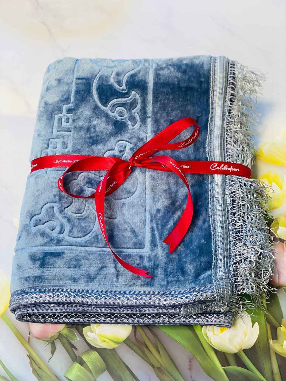 جبنالكم سجادة صلاة فخمة وناعمة 🌙

ألوان مميزة وجودة عالية 👌  
ناعمة ومريحة بالصلاة 🤲  
#طباعة

طباعه اسماء على سجادة♥️

ضروري تكون عند كل شخص
من ارقة الهدايا الي ممكن تقدموها ، وتحصلون بيها اجر الكم ولصاحب الهديه ، تخيل ع كل ركعه وانت تحصل اجره 
+ موجود بوكس هدايا راقي للتغليف♥️

سعر السجادة { 8 الاف }

سعر طبع الأسم { 7 الاف}

طبع اسم مع عبارة {8الاف}

🚘يوجد خدمة توصيل لجميع محافظات العراق ٤ الاف🚘


**إذا كنت صاحب هذا الإعلان وتريد حذفه لأي سبب، رجاءا أرسل رسالة إلى الدعم الفني**