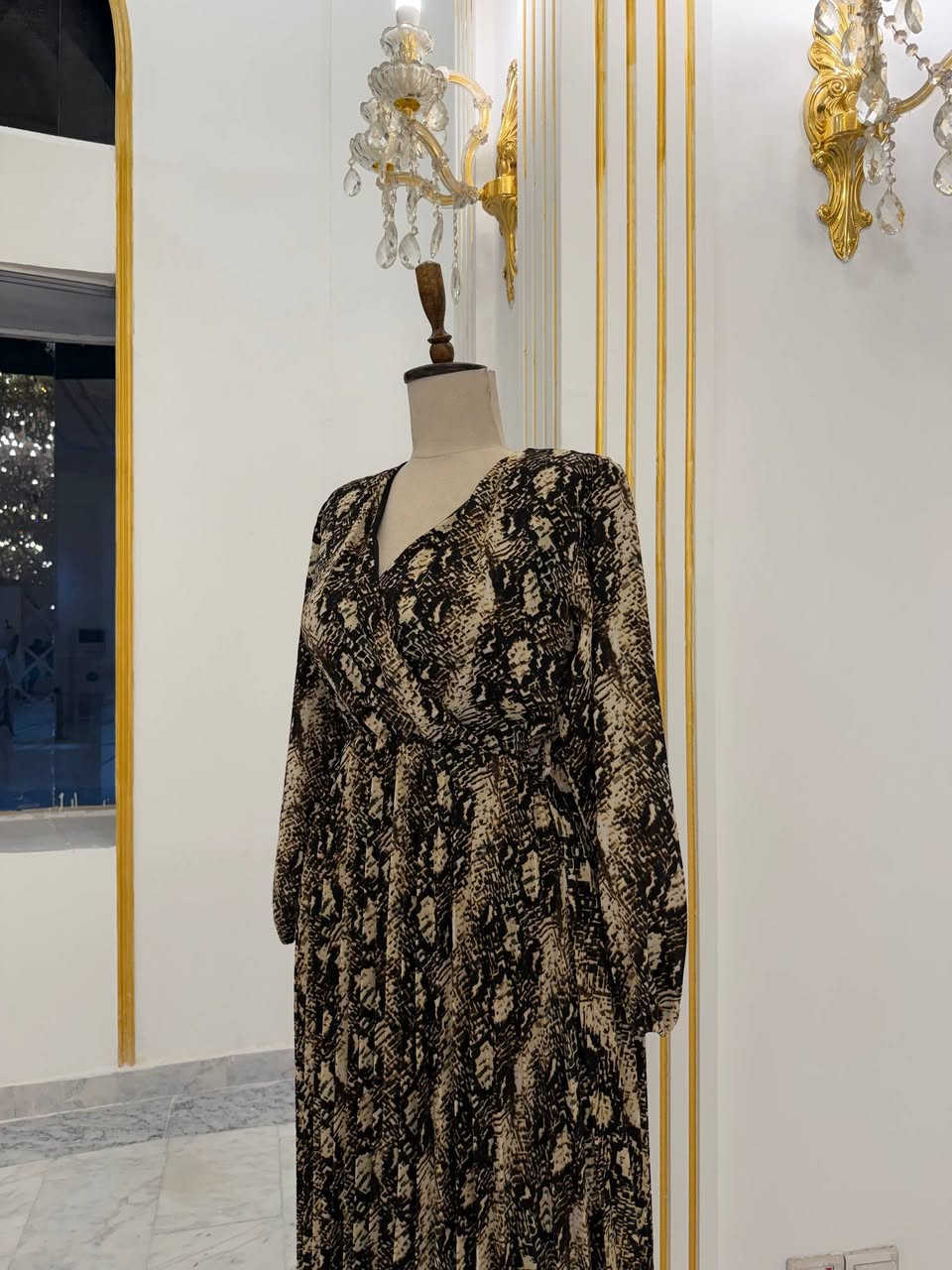 فستان شيفون مبطن
الخامة: شيفون عالي الجودة مع بطانة داخلية ناعمة.
التصميم: أكمام طويلة، خصر مرن، وقصة كلوش منسدلة.
متوفر جميع القياسات من 38 الى 52
للحجز مراسلة الحساب ج


**إذا كنت صاحب هذا الإعلان وتريد حذفه لأي سبب، رجاءا أرسل رسالة إلى الدعم الفني**