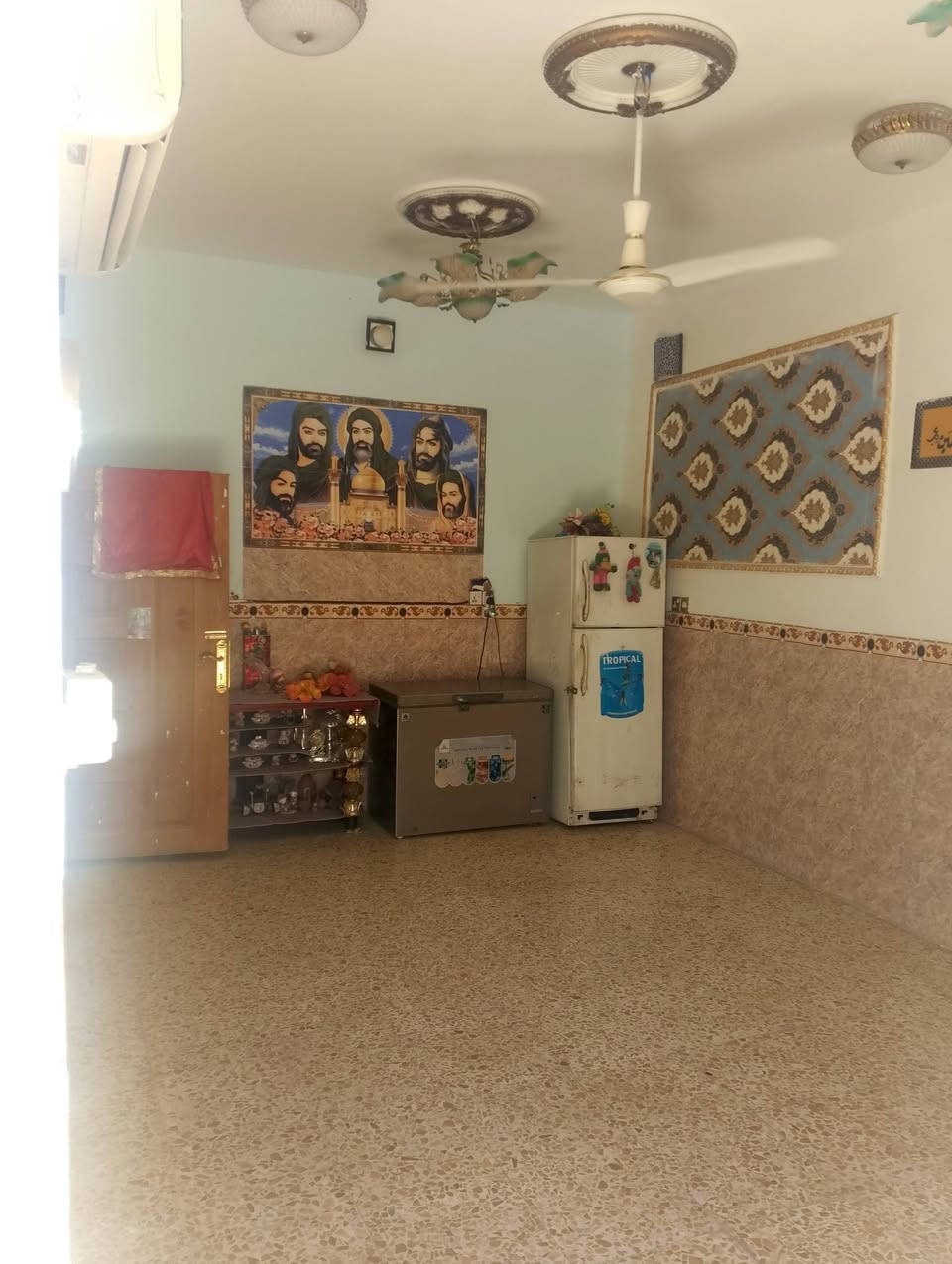 السلام عليكم
بيت للبيع بحي الجاسمية يم البزل قرب مولده صلاح
مكون من غرفتين2 وصاله واستقبال ومطبخ وصحيات خارجية
البناء بلوك بس الصحيات والحايط المامي طابوك
زراعي
مساحتة 150 السعر 35 وبي مجال
الرقم ***********
وبي واتساب ومتواجد بل فيس
