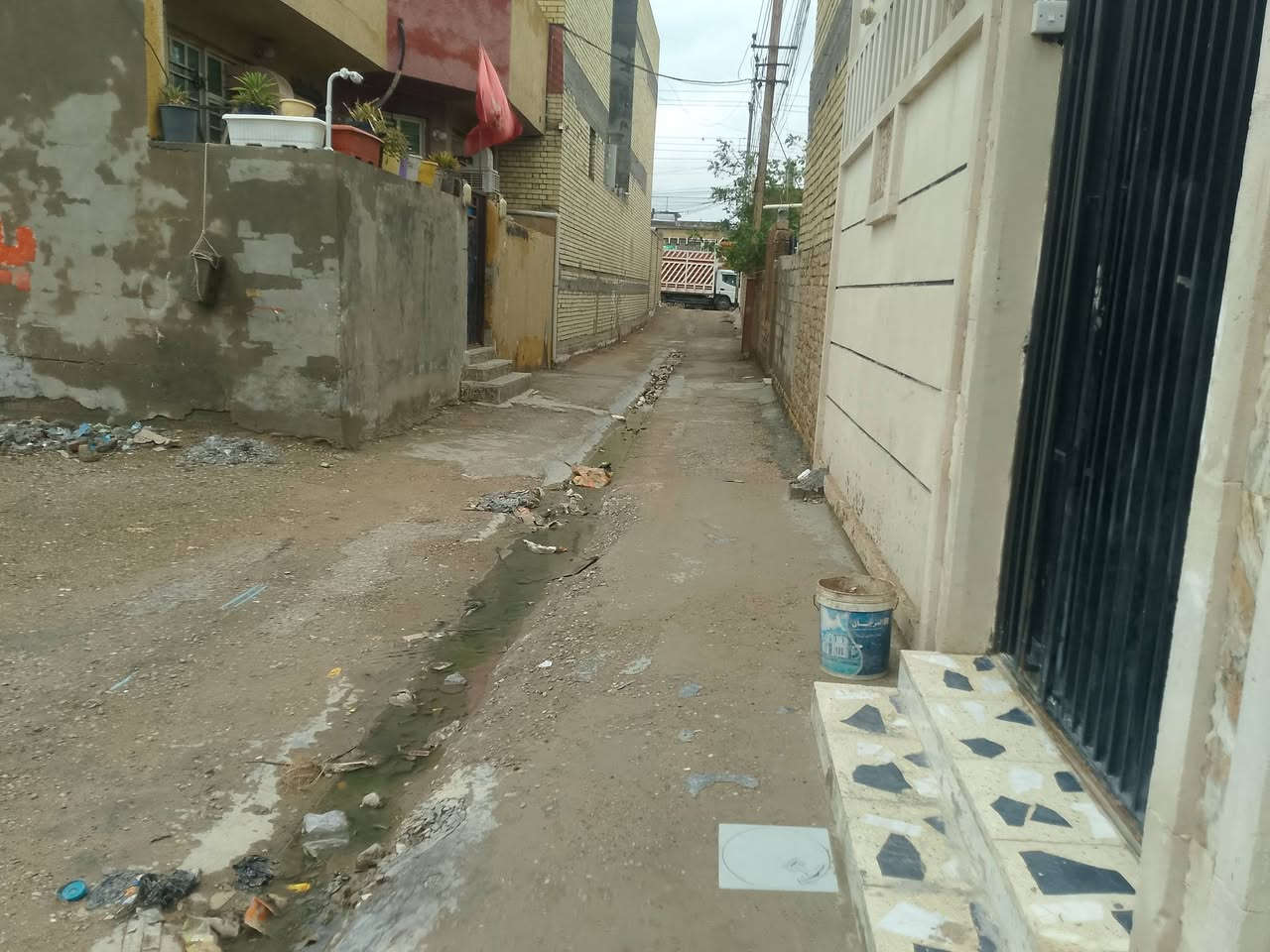 السلام عليكم عدي بيت 100 متر 10 ب10 غرفتين وستقبال وصالة هية وهية مطبخ وصحيات الغرف عكادة والستقبال جيكو والمطبخ سندويج العنوان بغداد المعامل بستان سامي شارع البزل 7 فرع عل اليمنة ثالث بيت بل فرع ‏‪***********‬‏
