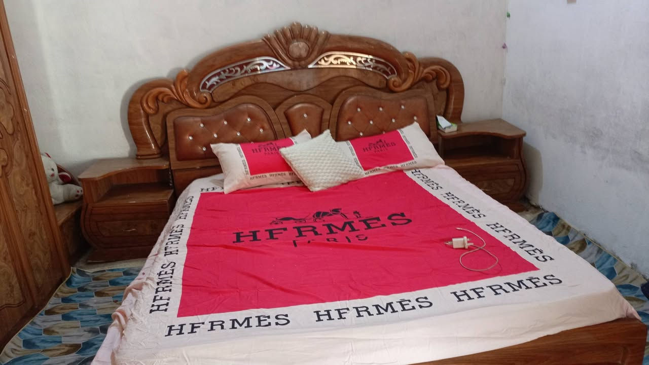 سلام عليكم غرفه نوم البيع كامله من كل شي شويه ردله ترتيب سعر 250 الف عنواني كرمه علي ***********
