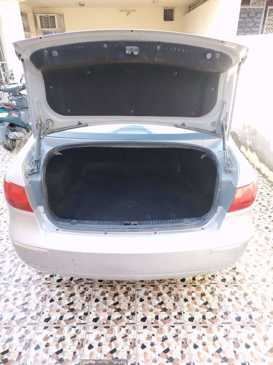 السلام عليكم سوناتا موديل 2009 وارد امريكي رقم ديالى الجديد سنويه ل 2028 هزه ورقام وسنويه جدد هزه مساقطه تحويل مباشر 
محرك 2400 دوش محرك شرط من شروط سبانه مامدود عليه لاتنقيص ولاصرف ولابخار ولامفتوحه المكينه كير مكينه تبريد تدفئه مكفولات كلشي بيه شغال 
سياره جديده معنى الكلمه مال بيت كله ليبل واحد من دعاميه الاماميه لدعاميه الخلفيه تخم تاير جديد حداديه جديده سيرفس يعني ادامه كامل للسياره قبل ايام 
سياره كل نقص مابيه وشرط الفحص سياره ضرره جاملغ الخلفي بدون دواخل وبيه شويه صبغ باب الخلفي السكن 
نفس جهة الجاملغ وبنيد بخ اثر جراد بجم كبس  يعني 3 قطع هيه اقل 3 قطع بس انطيك 3 قطع 
سياره جديده معنى الكلمه جاهزه من كلشي ماشيه 186 الف شاشه تاب كامره خلفيه تحكم مقود 
السعر 121 وبيها مجال مكانه ديالى المقداديه لاستفسار ***********
