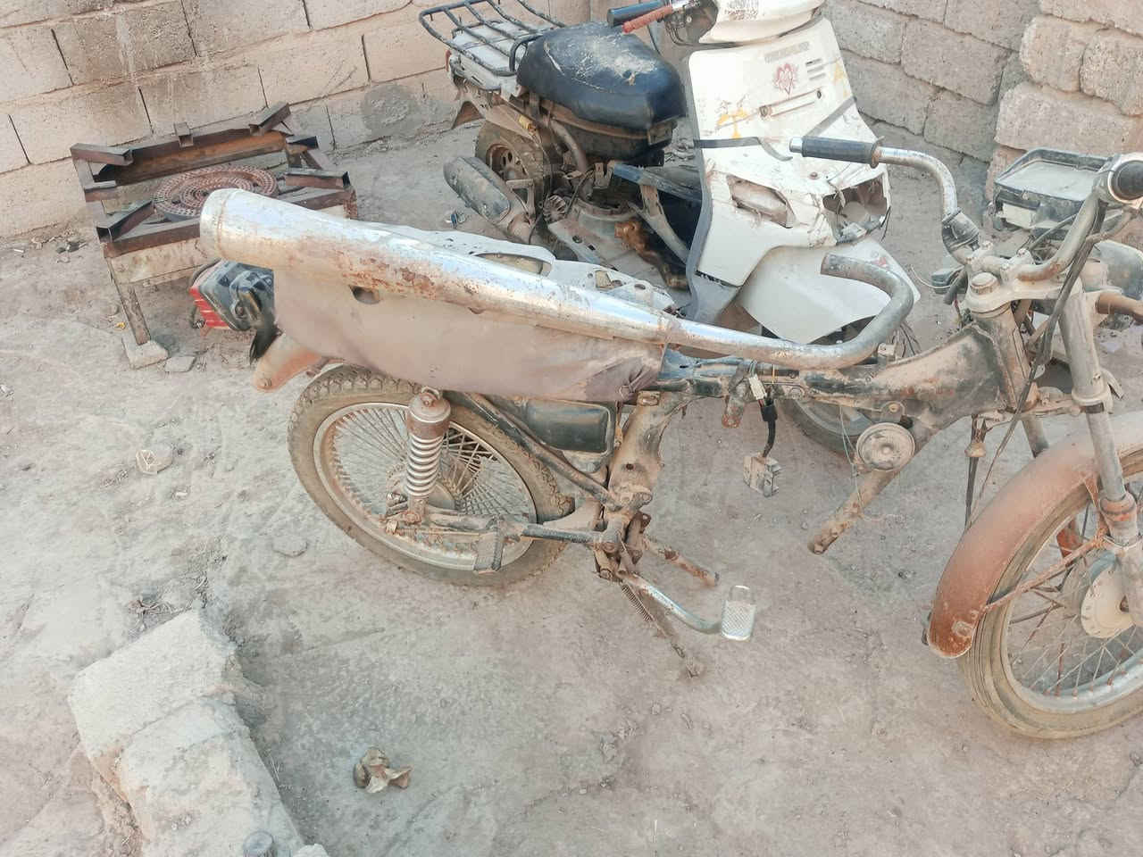 السلام عليكم عندي درجة متروكه ابيع كوم حديد واحده بيكم وثانيه نامه موديل 2019 نقصه نامه محرك وتانكي شري يتصل على هاذه رقم *********** متوجد خاص سعر 125 بيهن مجال حك جيه
