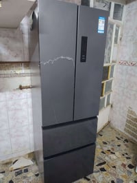 ثلاجة للبيع بسعر 200ألف وبيها مجال المجمدات الي جوه تجمد بس الفوق قليل...