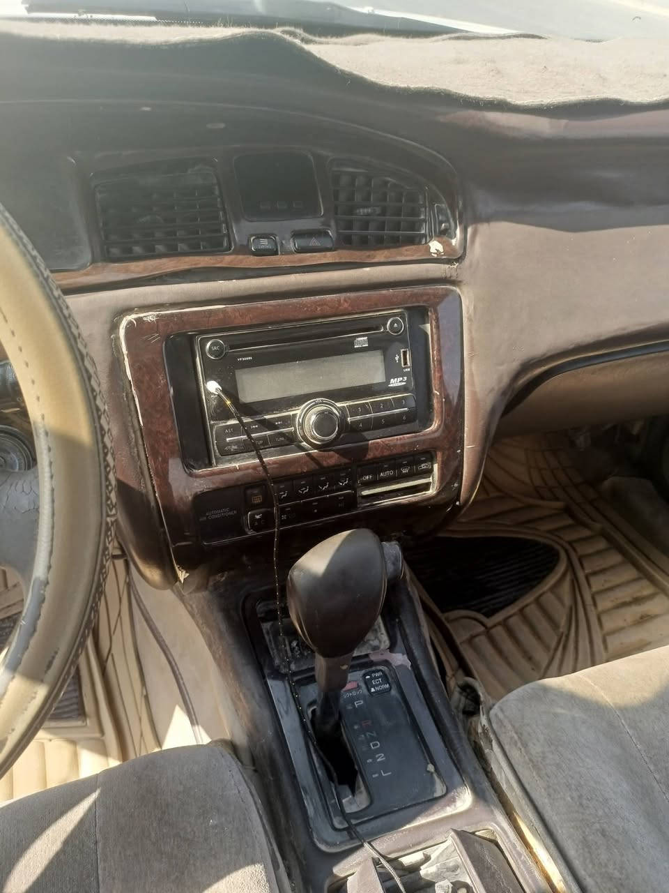 السلام عليكم بطه للبيع مكفوله من الضربه والكص والنقل مكينه بيها بكن بس اول الصبح كير مكفول بيها رشات صبق فقط بال جاملقات بدون ضربه رقم انكليزي السيارة بسمنه تبريتها شغال بس فصل وما شفته بعد شبيه المكان البصرة الزبير مكلف بالنشر اتصل ***********
