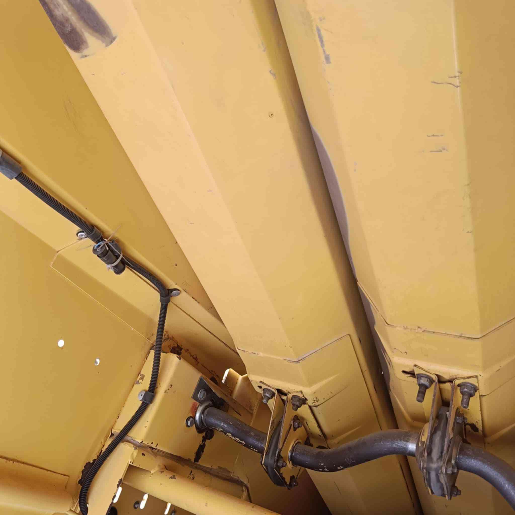 بسم الله الرحمن الرحيم يوجد حاصده للبيع شرط محرك معمره جاهزه الحصاد
تخم تاير جديد أسعر 65مليون بيها مجال للشراي 
الإتصال ***********
