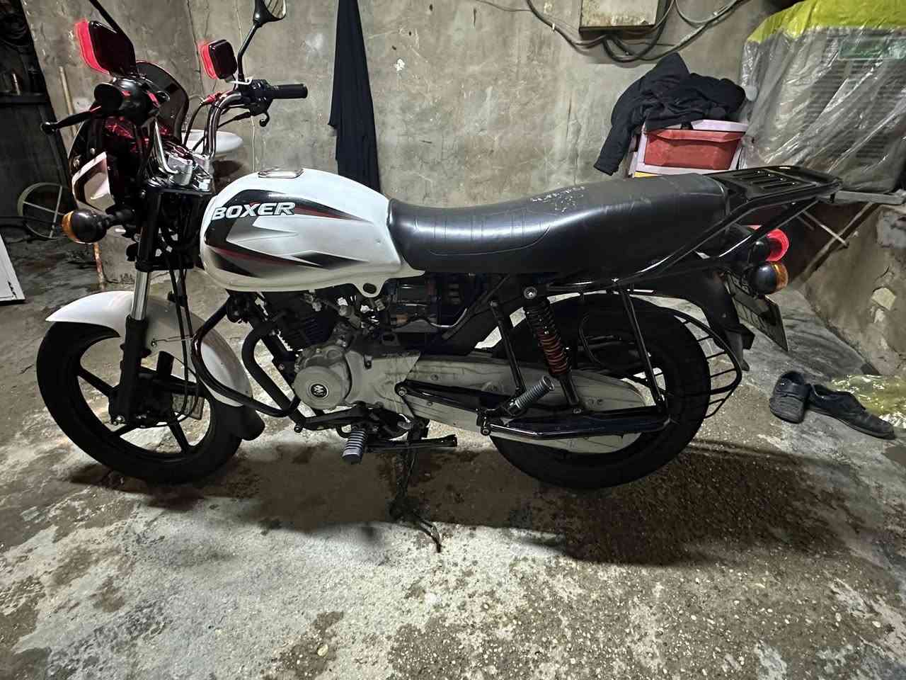 السلام عليكم دراجه بوكسر كلاسك موديل 23 نازله بل 24 شهر الرابع  دراجه جديده و نضيفه و استعمال شخصي يعني ما مشتغله دلفري و برغي ما مفتوح بيها و وديها اي مصلح يعجبك  دراجه خير من الله ماشيه 13 الف و ما صار هوايه من نازله من الرمبه تجي تفحص بيدك بيها نقص واحد الصفاحيه الي من جهت الباتري نباكت   *********** عنواني بغداد الشعب
