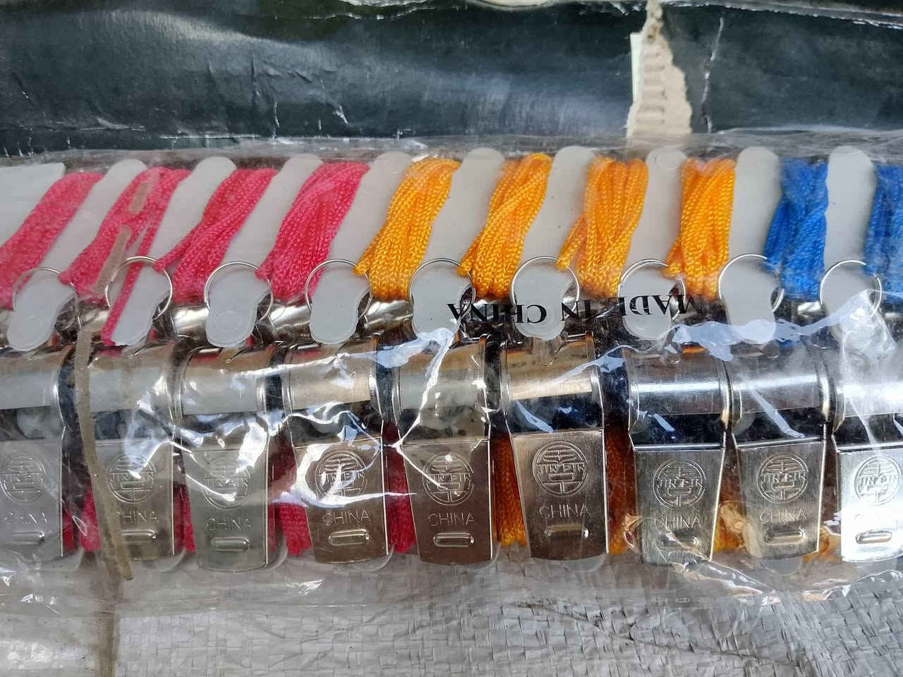 شالات نسائيه وعطر وصافورات جمله بأسعار رخيصه جداً العنوان الشرطه الخامسه رقم الهاتف ***********
