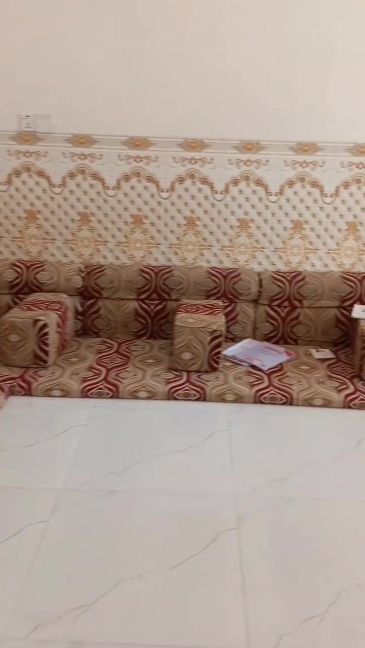 جلسة للبيع سعرها ١٥٠ وبيها مجال
***********
