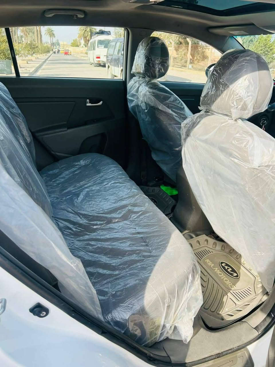 كيا سبوىتج موديل 11خليجي 
بسمي الرقم الجديد وهزة جديده 
مكينه 2000دوش 
تحكمات ستيرن 
بانروما
تبريد ثلج 
تخم تاير 
حساسات ابلاديه 
كامرة بلاديه 
بيهه كم بارد بسيط بدون صبغ ومعجون مكان السيارة بغداد 
السعر 135 بيها مجال 
***********
صاحب السيارة علي شهاب
