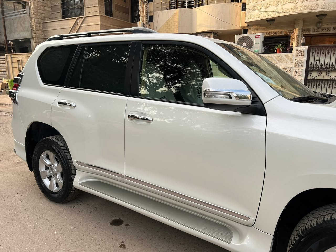 سلام عليكم 👋
للبيع فقط برادو موديل ٢٠١٥ رقم بغداد سنويه بأسمي مجددة 
السياره مكفوله وجديده مال جناي 
ماشيه ٩١,٠٠٠ حقيقي وشرط الفحص 
مواصفات Txl المعروفه 
كل نقص مابيهه صدر تايرات ادامه عامه مسويلهه جاهزه من كلشي 
السعر ٣٤٨ ورقه وبيهه مجال وكلشي اكوو بالسوك 
للأستفسار ***********
