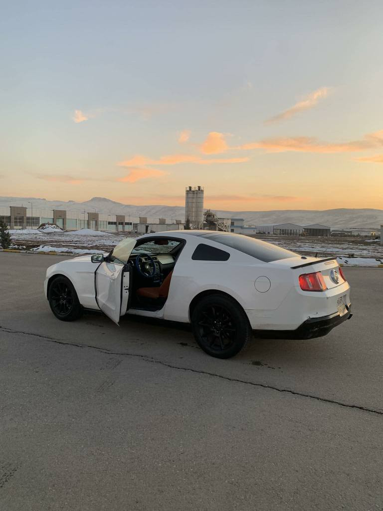 به ناوی خوای گەورە و میھرەبان 
فۆرد موستانگ 2010 فولل
گێڕو مه کینه به شه رت
4 گێچ 
7 لیدی کامل
4 پارچه ی بۆیاغه پێشی ده عمێکی که می هه یه 
به شه رتی ئه وه لیات 
ماڵی که س نه بێت 
ماشه ڵا زۆر پاک ماوه ته وه 
کێ ویستی له خزمه تیام ***********
سوپاس بۆ ئه دمینی گوڵ السليمانية, العراق
