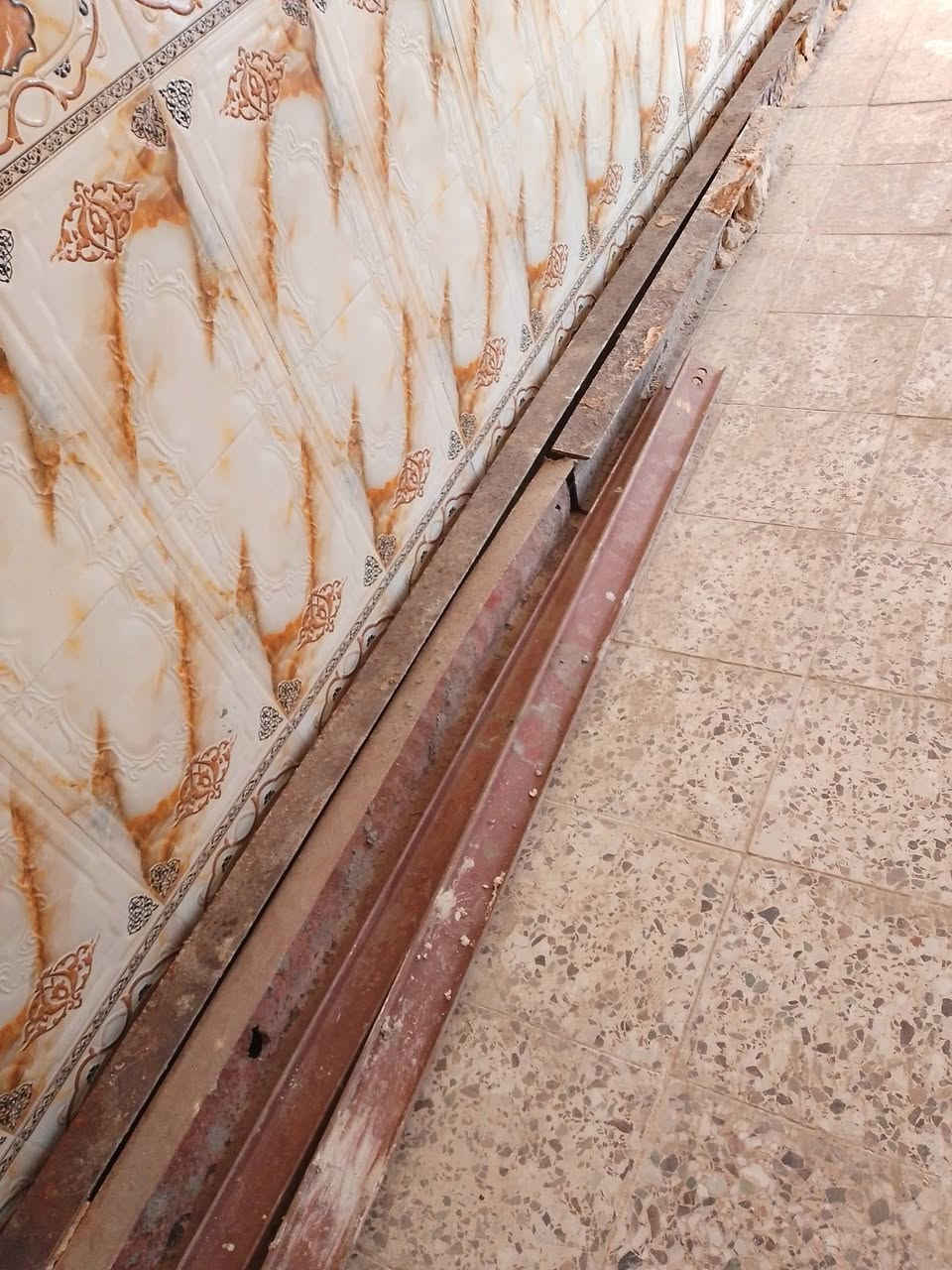 السلام عليكم بيبان حديد مستخدم +جرجوبات +شيلمان طول4 +هنكلانات للبيع مكان ناصريه ***********
