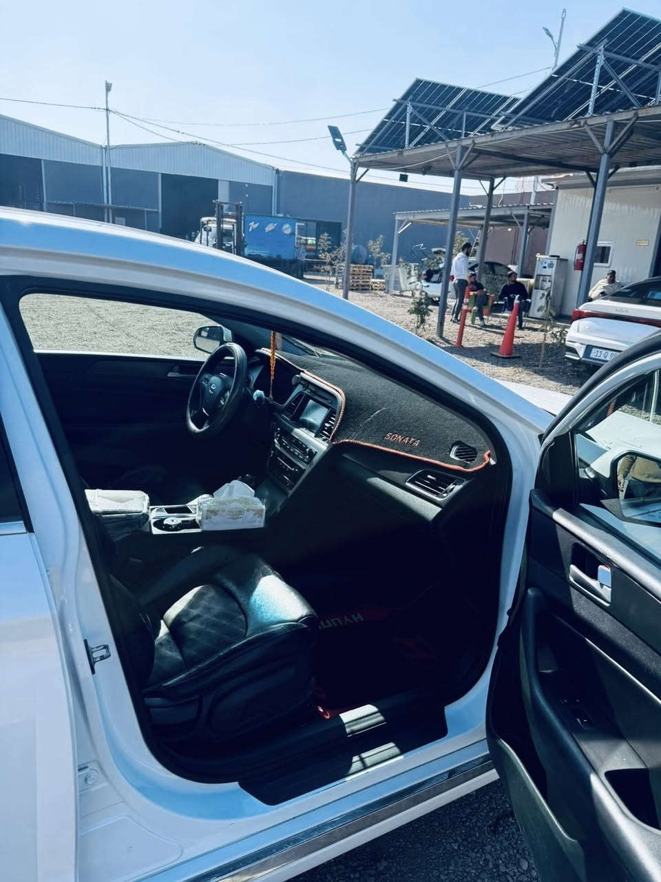 السلام عليكم للبيع سوناتا موديل 2017 وارد امريكي مواصفات sports قطعتين صبغ بدون دواخل جاملغ الامامي والبنيد صبغ فقط عداد الماسافة 120000 ميل 
المواصفات 
كشنات جلد كهرباء تدفئه 
داخل اسود
بصمة
فتحة سقف
شاشه كبيره
محرك 2400
مواصفات السبورت المعروفة
السعر 13700$ قابل للتفاوض 
مكان السياره الفلوجة
للتواصل ***********
