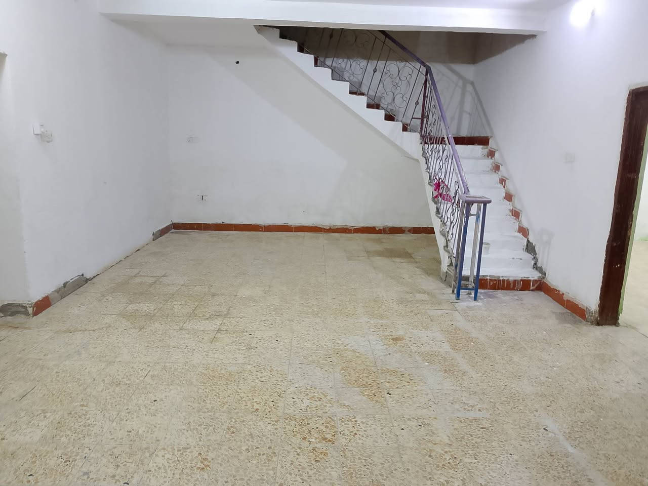 بيت للبيع بحي الاعلام مساحه 300 ***********
