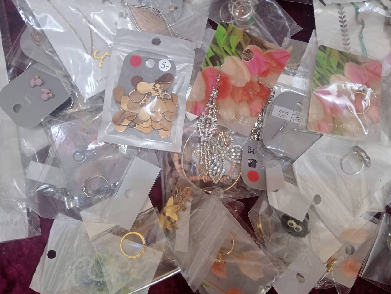 سلام عليكم شلعة كامله ملابس بناتي بدلات بديات مكياج أكي سوارات بأسعار كلش كلش مناسبة للستفسار مراسلة الرقم ***********
