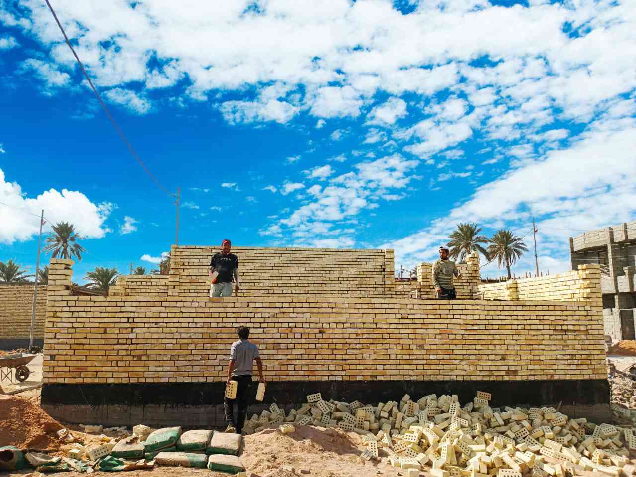 السلام عليكم خلفه بناء متفرغ حالين شغل نضيف ستلام مهندس بلوك ثرمستون طابوك صب ارضيات
عمل مقرنص بأنواعه 
ابو محمد البناء 
***********
