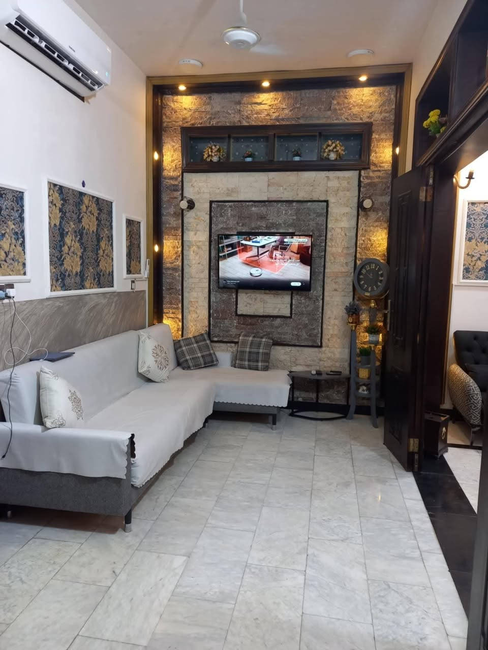 🏠 / دار للبيع مساحة 100 م  طابو  (طابو صرف)واجهه 7.75 نزال 13  شبه مربع             
🧱 الدار ((ركن)) متكون من طابقين بناء ٢٠٢٢                 
الطابق الاول/ استقبال + هول +مطبخ+ غرفة نوم +مجمع صحيات.
الطابق الثاني /(2) غرف نوم   مجمع صحيات.بيتونه  
🌎 الموقع /  حي المحاربين ..شارع مطعم الامراء (( ركن  ))    
للأستفسار اكثر  مراجعة 
#مكتب_الحسيني_للعقار_ بداية شارع الحسينية من اتجاه شارع 60 مقابل اسواق سيد ماركت ثالث بنايه على اليسار او الاتصال 
 *********** واتس+اتصال
