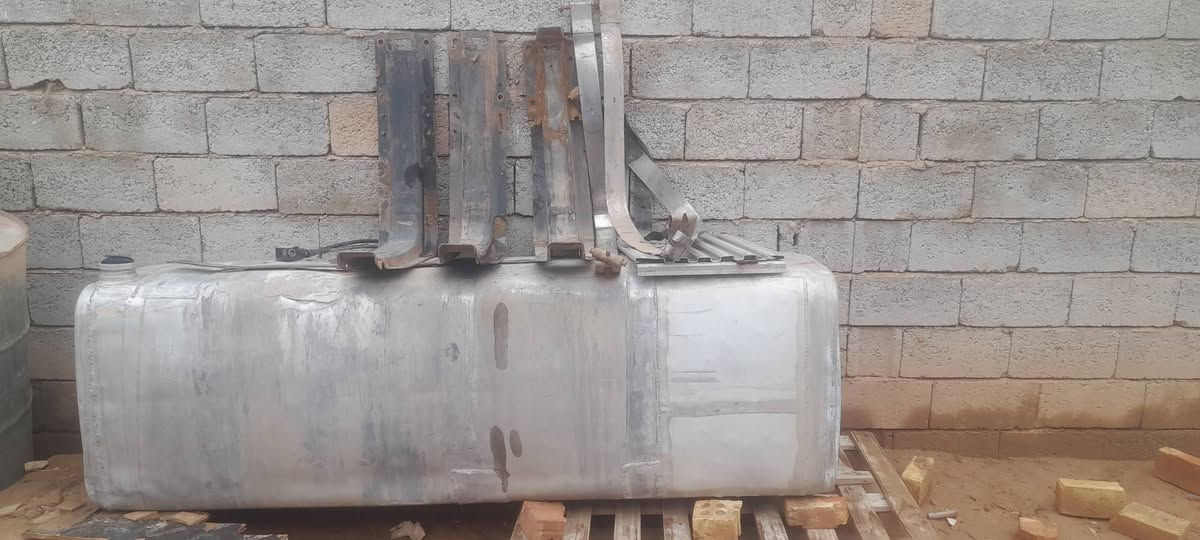 تانكي كاز ٩١٠ لتر كامل هوه والقواعد والاستيك  ***********
