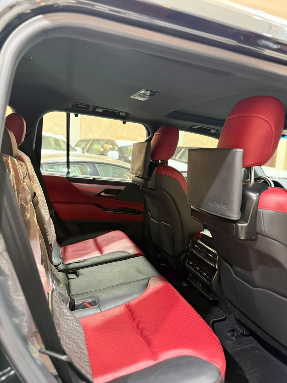 لكزس 
lx 600 F sport2023 خليجي
الممشى 40,000km
🔥 المحرك والأداء
 • المحرك: V6 سعة 3.5 لتر Twin-Turbo (تيربو مزدوج)  ￼
• القوة القصوى: حوالي 409 حصان @ 5200 rpm (هامش بسيط يختلف بين المواصفات والمحلي مقابل الأرقام الاسمية)  ￼
• العزم الأقصى: 650 نيوتن·م@ 1700-3600 rpm  ￼
 • ناقل الحركة: 10 سرعات أوتوماتيك  ￼
 • الدفع: رباعي كامل (4WD) مع limited-slip differential ونظام اختيار أوضاع قيادة متعددة (Eco / Comfort / Sport / Off-Road).  ￼
 • 0-100 كم/س: تقريبًا 7 ثوانٍ.  ￼

🚘 الأبعاد والقدرات
 • الأبعاد (طول × عرض × ارتفاع): ~ 5100 × 1990 × 1855 مم  ￼
 • سعة خزان الوقود: 110 لتر  ￼
 • الوزن الإجمالي و السحب: سعة سحب عالية وقدرات طريق و off-road جيدة (تفاصيل في بعض المواصفات الخليجية).  ￼

✨ المظهر الخارجي
 • عجلات F-SPORT مقاس 22 بوصة– تصميم رياضي مميز.  ￼
 • شبكة أمامية F-Sport مع إطار أسود خاص.  ￼
 • مصابيح LED ثلاثية العدسات مع نظام AHS (High-Beam Assist).  ￼
 • أبواب تُغلق تلقائيًا بهدوء (soft-close).  ￼
 • باب خلفي كهربائي مع حساس حركة القدم.  ￼

🛋️ المقصورة والراحة
 • مقاعد جلدية F-Sport فاخرة مع تبريد وتدفئة.  ￼
 • شاشتين معلومات وترفيه:
 • شاشة وسطية كبيرة 12.3 إنش
 • شاشة تحكم/معلومات 7 إنش  ￼
 • عجلة قيادة F-Sport جلدية.  ￼
 • شاشة عرض أمامية على الزجاج (HUD).  ￼
 • نظام صوت فخم Premium — Mark Levinson (في بعض السيارات خليجي).  ￼
 • مرايا رقمية (Digital Rear View Mirror).  ￼

🛡️ السلامة والتقنيات
 • نظام Lexus Safety System +2.5 (مرشحات أمان متقدمة).  ￼
 • نظام ما قبل التصادم + رادار تحكم ذكي بالسرعة.  ￼
 • مراقبة النقطة العمياء + تنبيه المرور الخلفي.  ￼
 • مراقبة 360° (PVM / Panoramic View).  ￼
 • مساند متعددة ونظام تثبيت على المسار.  ￼
 • نظام E-call للطوارئ.  ￼
للتواصل*********** 

📱 تقنيات إضافية
 • Apple CarPlay & Android Auto متوافقين.  ￼
 • نظام اتصال Lexus Connect App.  ￼للتواصل
***********
