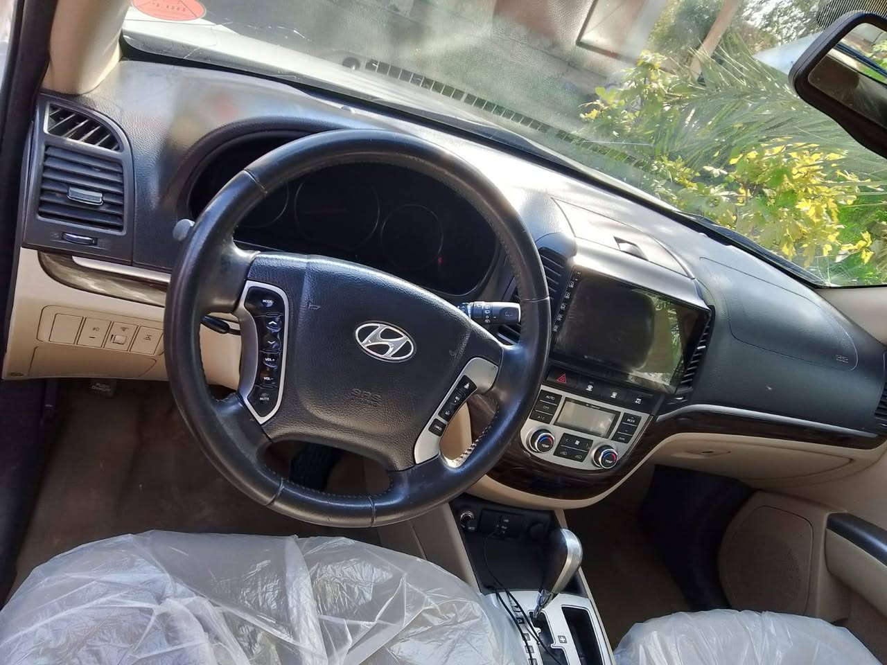 السلام سنتافي 2012 خليجي رقم بغداد باسمي فول موصفات 1/1 محرك 6V 3500 الموصفات بصمه  3 قطع تبريد فتحه كشن كهرباء تبريد بيانو 7 راكب گير مكينة مكفوله 
السعر 165 وبيها مجال 
مكان السيارة ديالى
***********
