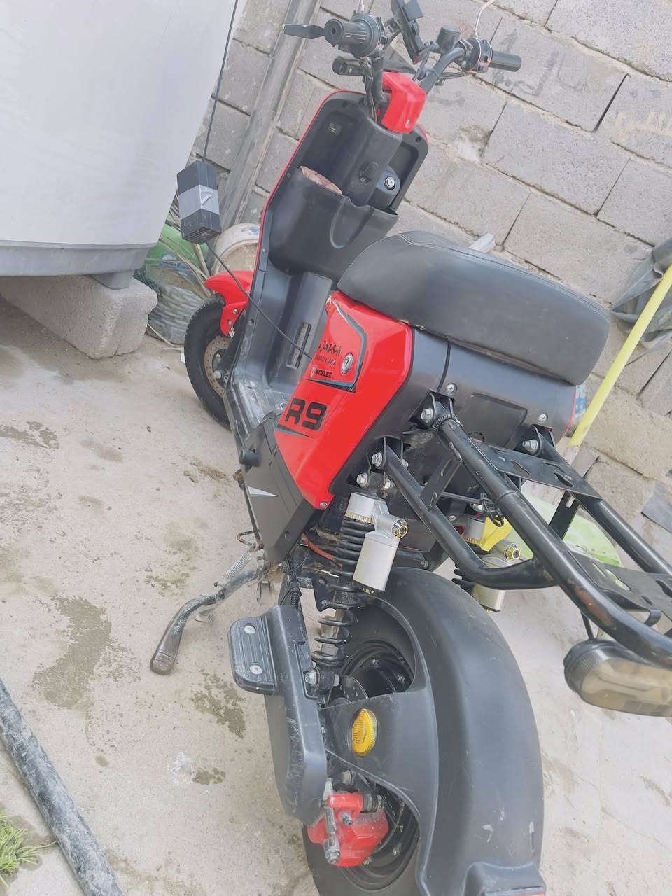 دراجه شحن ار9 البيع دراجه جديده سعر 400بيها مجال شراي اتصل*********** عنوان زبير شعيبه
