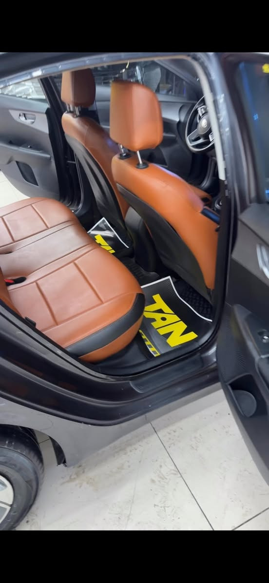 سلام عليكم  سيراتو 2020 بدون مواصفات ماشيه 75000 محرك 1600 بيها بنيد مبدل مصبوغ وربع الجاملغ مال سايق راجع بارد مكان السياره بغداد الكراده سعرها مناسب 130 ورقه وبيها مجال 
*********** واتساب
