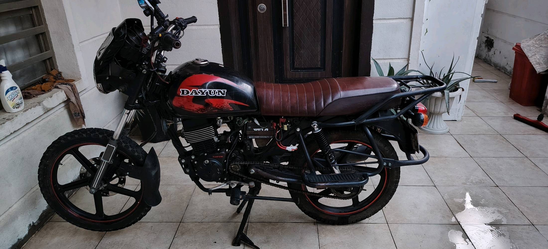 دراجة دايوان جبلي 2023 200cc بالسنوية بوكسر 150cc رقم بغداد انلكيزي داخلة هزة باسمي ثاني يوم التحويل
كهربائيات ومحرك  وشاصي مكفولات ما كلعوب بيهن
انكلبت بيهة نعوجت الدوسة مال رجل اليمنة الي بصف البريك
دشبول كلة شغال بس ارقام التنمير الالكترونية طافية
صفاحيات موجودات طاكات الليط وشادهن بسيم يكعدن طبيعي
جاملغ امامي حديد موجود وجديد
بريك امامي خلفي شغالات
دبل امامي يرادلة تجفيت
الباتري باول تشغيلة جاي يتاخر ورة ما تشتغل يصير نكرة سلفة ماعرف ضعيف لو لان اعوفهة طافية بالاربع ايام خمسة يلة اشغلهة
قمجي السرعة مكطوع يرادلة تبديل
التايرات جوب مو جوبلس لان الويالة بيهن طعجات خفيفة من الطسات الجوبلس يفش من وراهن
مكاني بغداد_الشعب_الجزائر _بصف محطة سما بغداد
رايدهة ب1900
***********