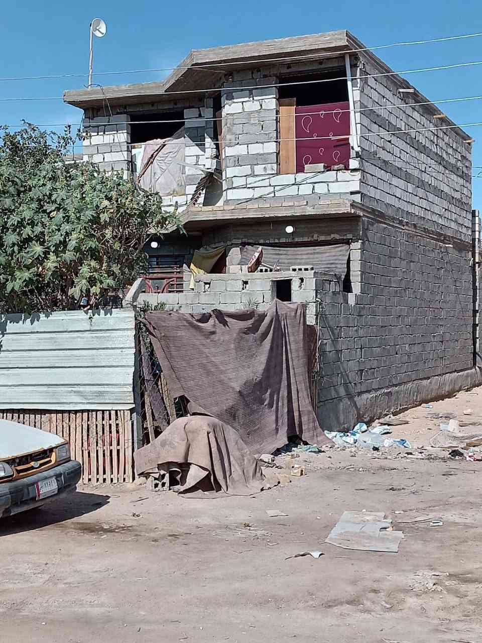 بيت في امن الداخلي الجمعيه الثانيه قريب شارع الضغط شارع عشرين واجهيت البيت عل مدارس المساحه م150متر طابقين طابق الاول كامل وطابق الثاني غير كامل الستفسار رقم خاص ينباع مبادره ونقدي رقم الهاتف ***********
