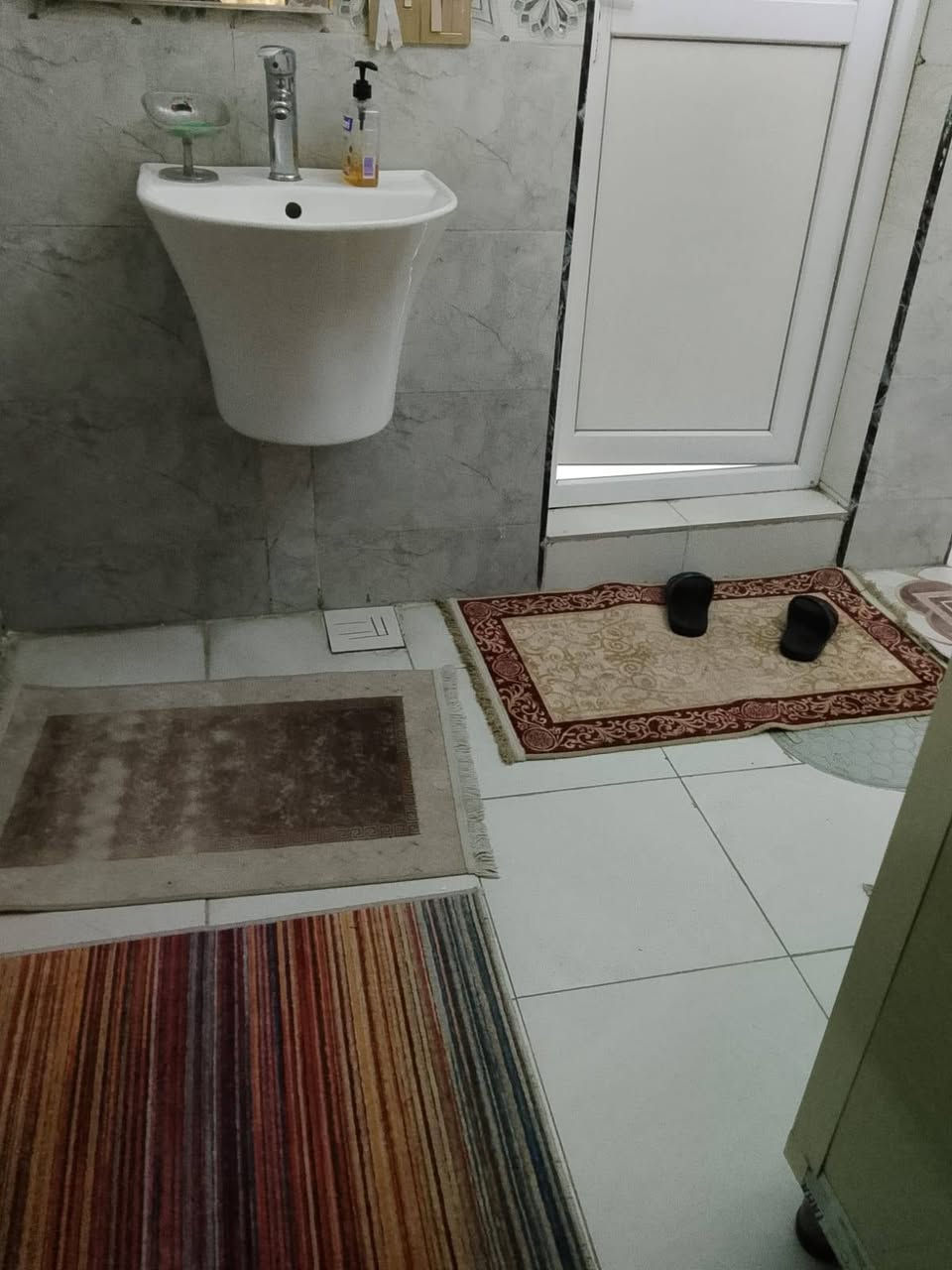 السلام عليكم بيت للبيع الشعب حي الجزائر شارع سما بغداد المساحة 74متر البناء قديم ترميم حديث ينسكن بي استقبال وغرفة نوم وحولي وصحيات عدد 2 ومخزن فوگ السعر النهائي 90 للتواصل على الرقم بي واتساب ***********
