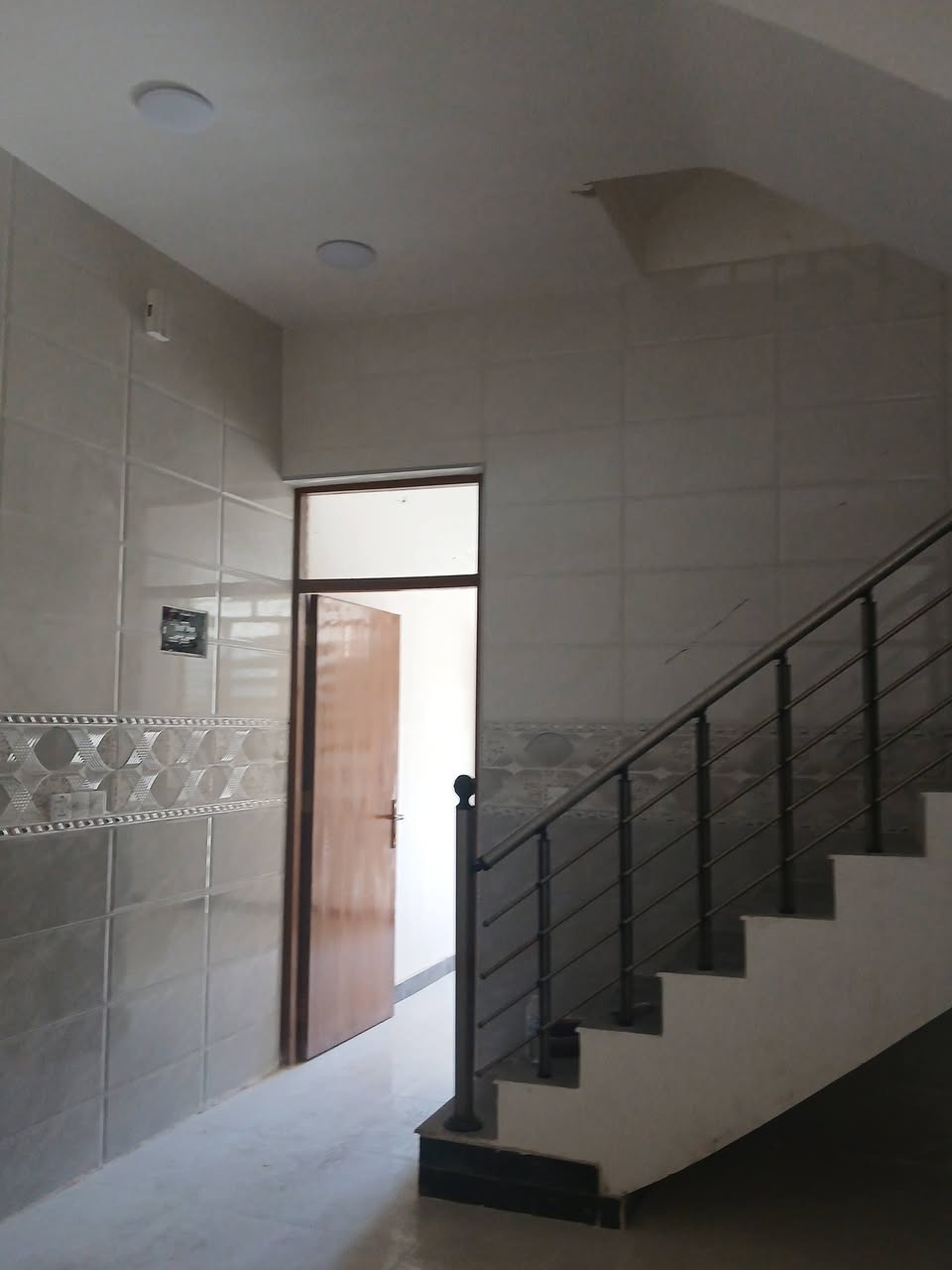 السلام عليكم دار للبيع ٥٠ متره ٥×١٠ طابقين ونصف غرفتين نوم +استقبال+مطبخ+خدمات برا وجوء طابق الثالث غرفه وبيتونه بيت جديد بناء 2025 العنوان الشعب حي البساتين حي الكراد للستفسار اتصل عل. هذا الرقم ***********
