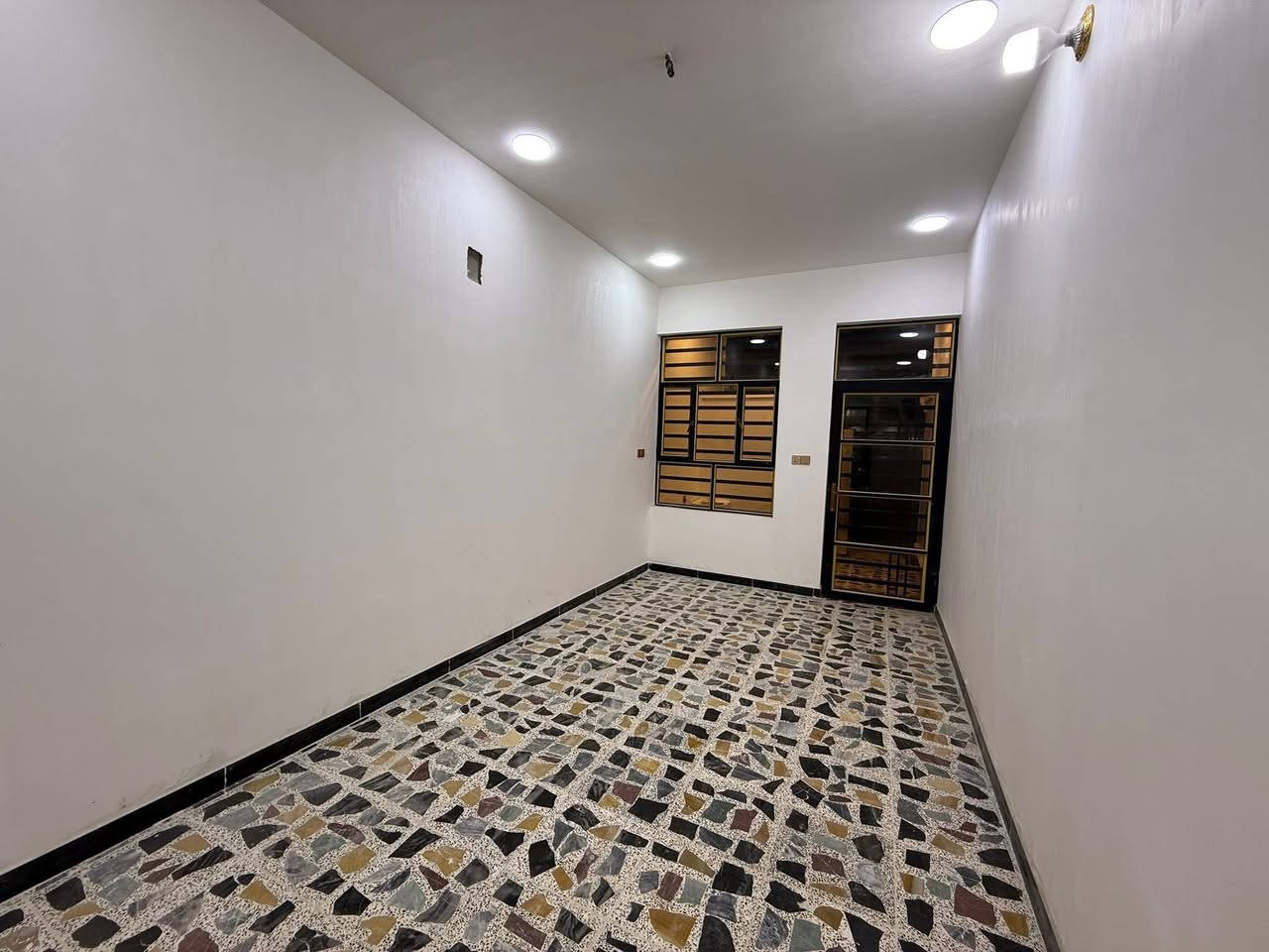 الدار للايجار 🏠 السعر 650 قفل
المساحة 75 م 
رصيف امام البيت 6 م 
عرض الشارع 20 م 
العنوان الشعب شارع عدن مقابيل مطعم حجي عادل
يحتوي على كراج صغير وخدمات خارجية واستقبال ومطبخ حار وبارد ومنور وخدمات وغرفة نوم 
ويحتوي الطابق الثاني على غرفتين نوم وخدمات ومكان غسالة وبيتونة وسطحين 
للاستفسار اكثر يرجى الاتصال على الرقم التالي ***********
او زيارة مكتب تبارك للعقار والمقاولات الكائن في شارع الاسواق المركزية قرب مطعم ميامي
