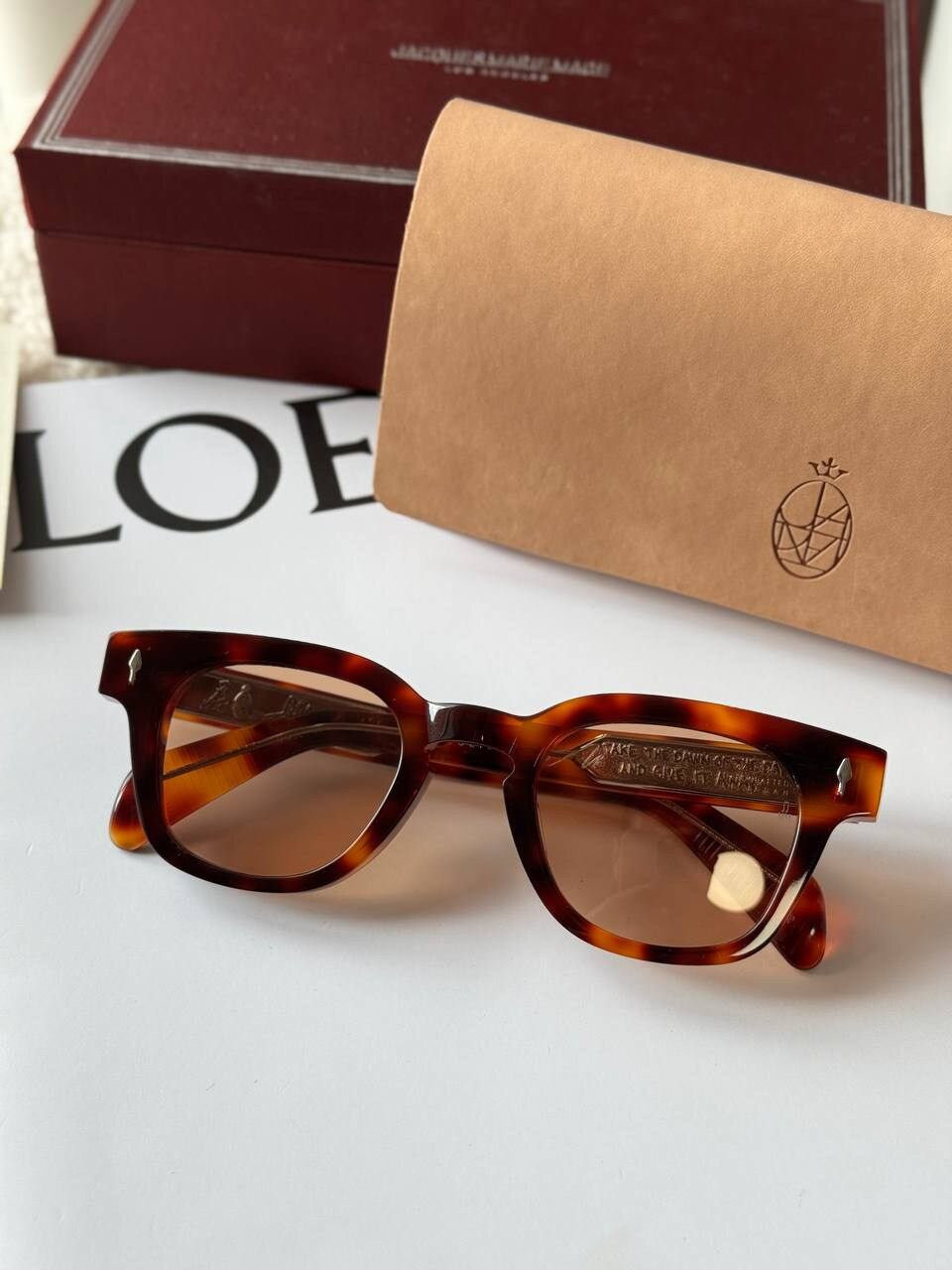 نظارات شمسية من طراز Julien من العلامة التجارية الفاخرة Jacques Marie Mage، وتتميز بتصميم مربع مستوحى من موضة باريس في الخمسينيات ومصنوعة من أسيتات السليولوز.


**إذا كنت صاحب هذا الإعلان وتريد حذفه لأي سبب، رجاءا أرسل رسالة إلى الدعم الفني**